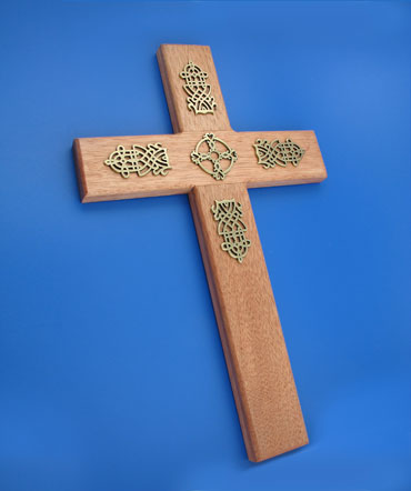 Cruz de madera con decoracin en LV