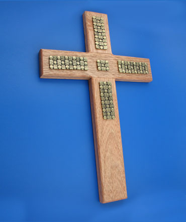 Cruz de madera con aplicacin rectangular en LV